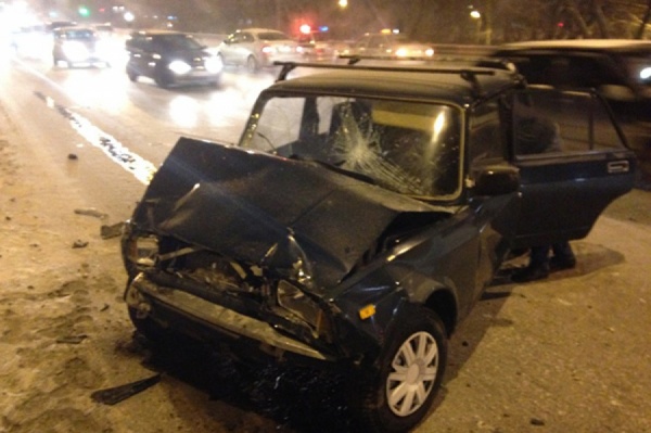 В Екатеринбурге женщина-водитель влетела в ограждение. После чего в нее врезалась «семерка» - Фото 1