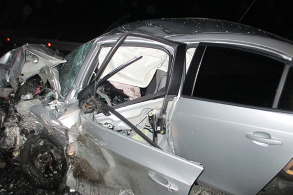 На трассе Екатеринбург—Тюмень в лобовом столкновении с иномаркой погиб водитель «ЗАЗа» и пострадал маленький ребенок - Фото 1