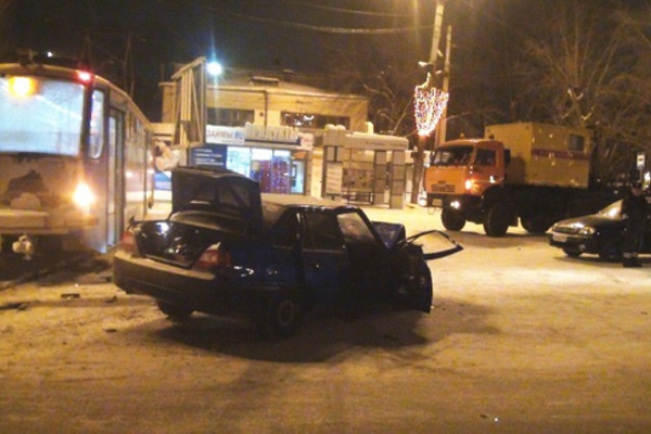 В Екатеринбурге водитель «Нексии» влетел в трамвай. Пострадали три человека - Фото 1