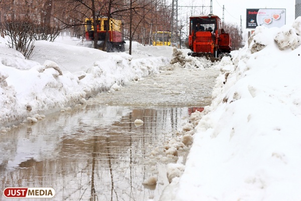 Устранять последствия аварий на водопроводе в Сухом Логу помогают специалисты Екатеринбургского Водоканала - Фото 1