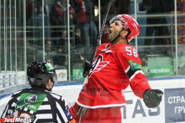 У хоккеиста «Автомобилиста» Андре Дево украли сумку с документами и деньгами - Фото 1