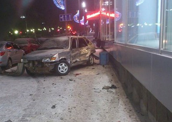 Ужас! В центре Екатеринбурга лихач на ВАЗе сбил знак «зебры» и вылетел на тротуар  - Фото 1