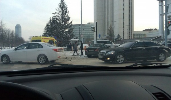 В центре Екатеринбурга две легковушки не поделили дорогу. В больницу госпитализирован четырехмесячный малыш - Фото 1