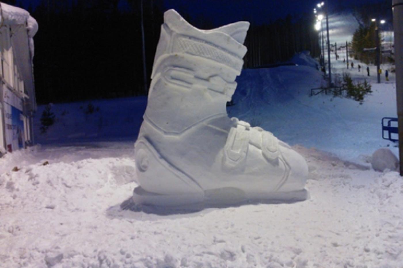 На Волчихе появился огромный горнолыжный ботинок из снега - Фото 1