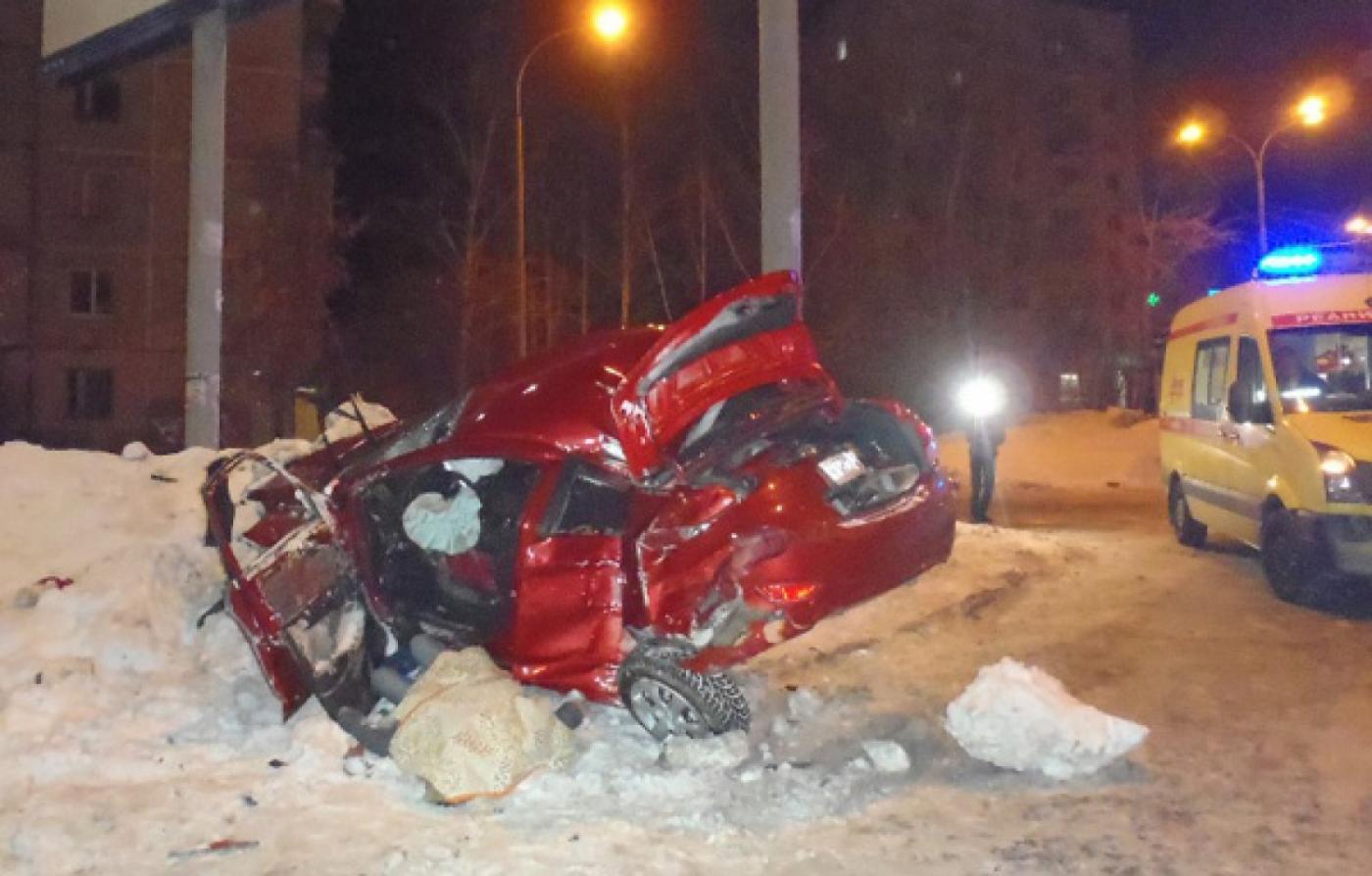 В Екатеринбурге иномарка влетела в столб освещения и перевернулась. Один человек погиб - Фото 1