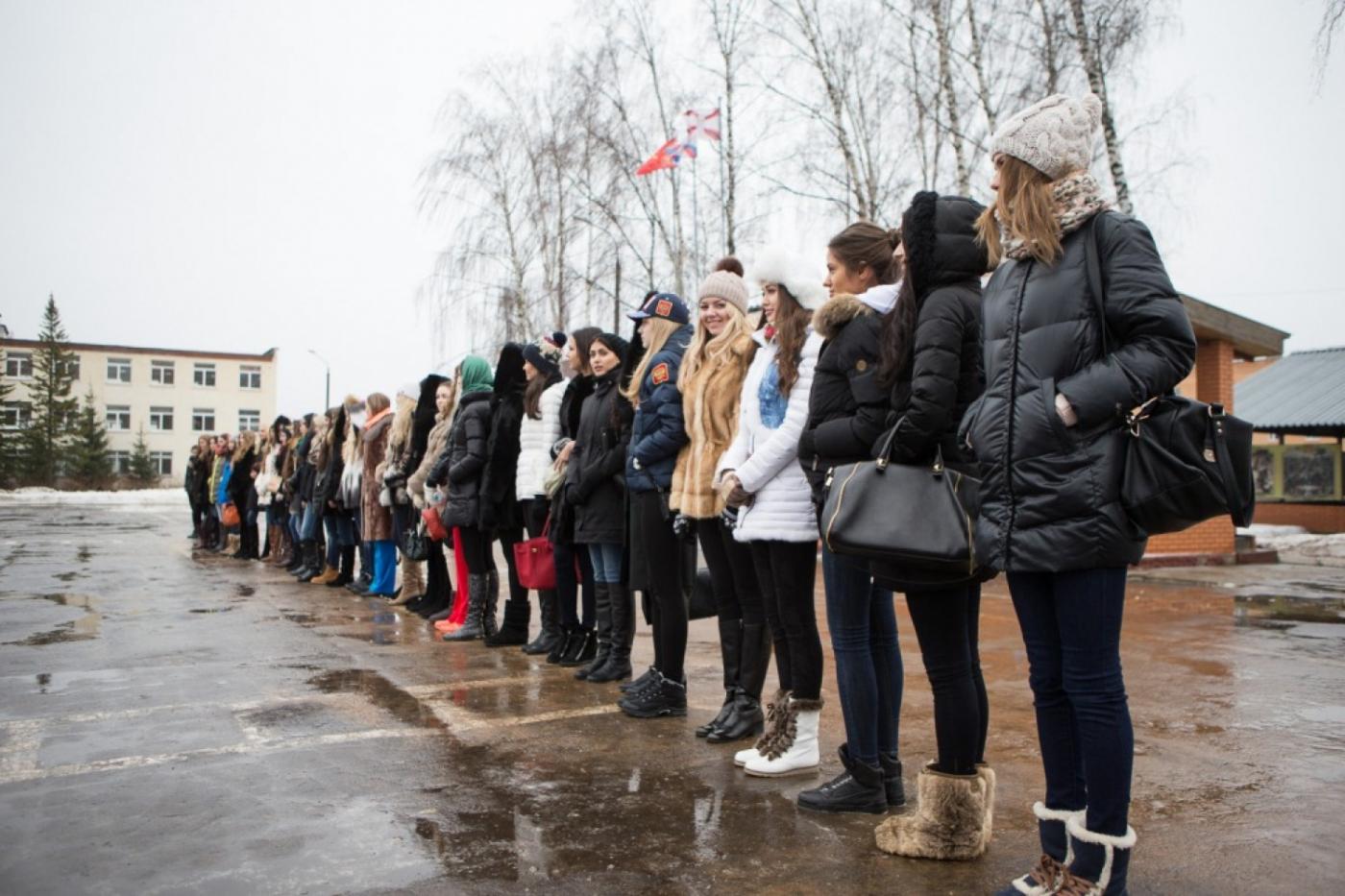 Военно-полевой фуршет и знакомство с саперами! Лесун и Локшина поздравили московских военнослужащих с праздником - Фото 1