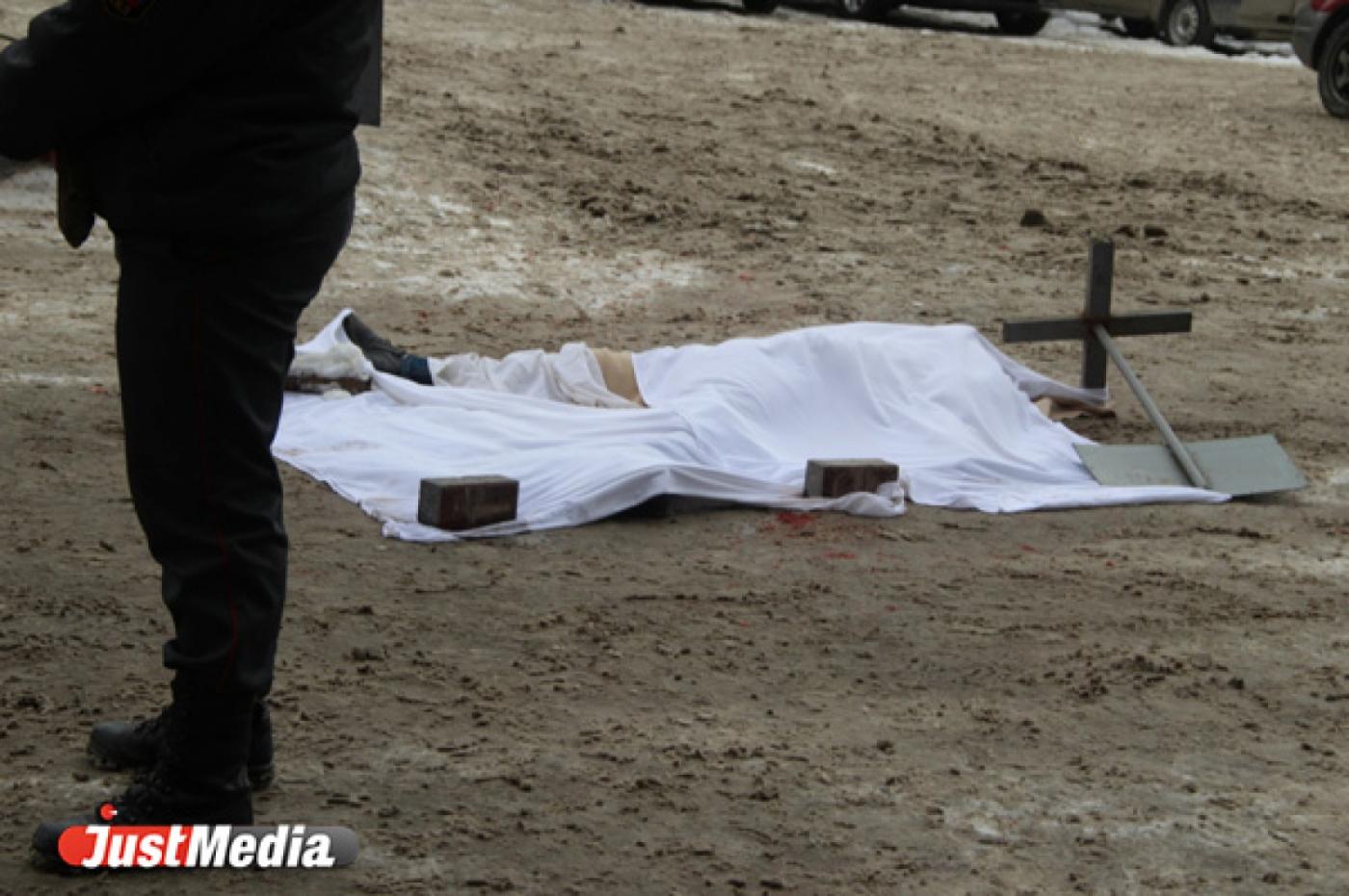 Срочно! В Екатеринбурге с «Высоцкого» упал мужчина - Фото 1