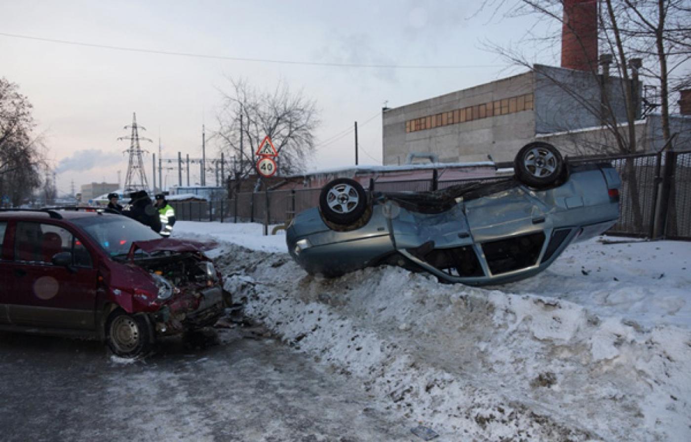 На Сортировке столкнулись две легковушки. Одна из машин легла на крышу - Фото 1