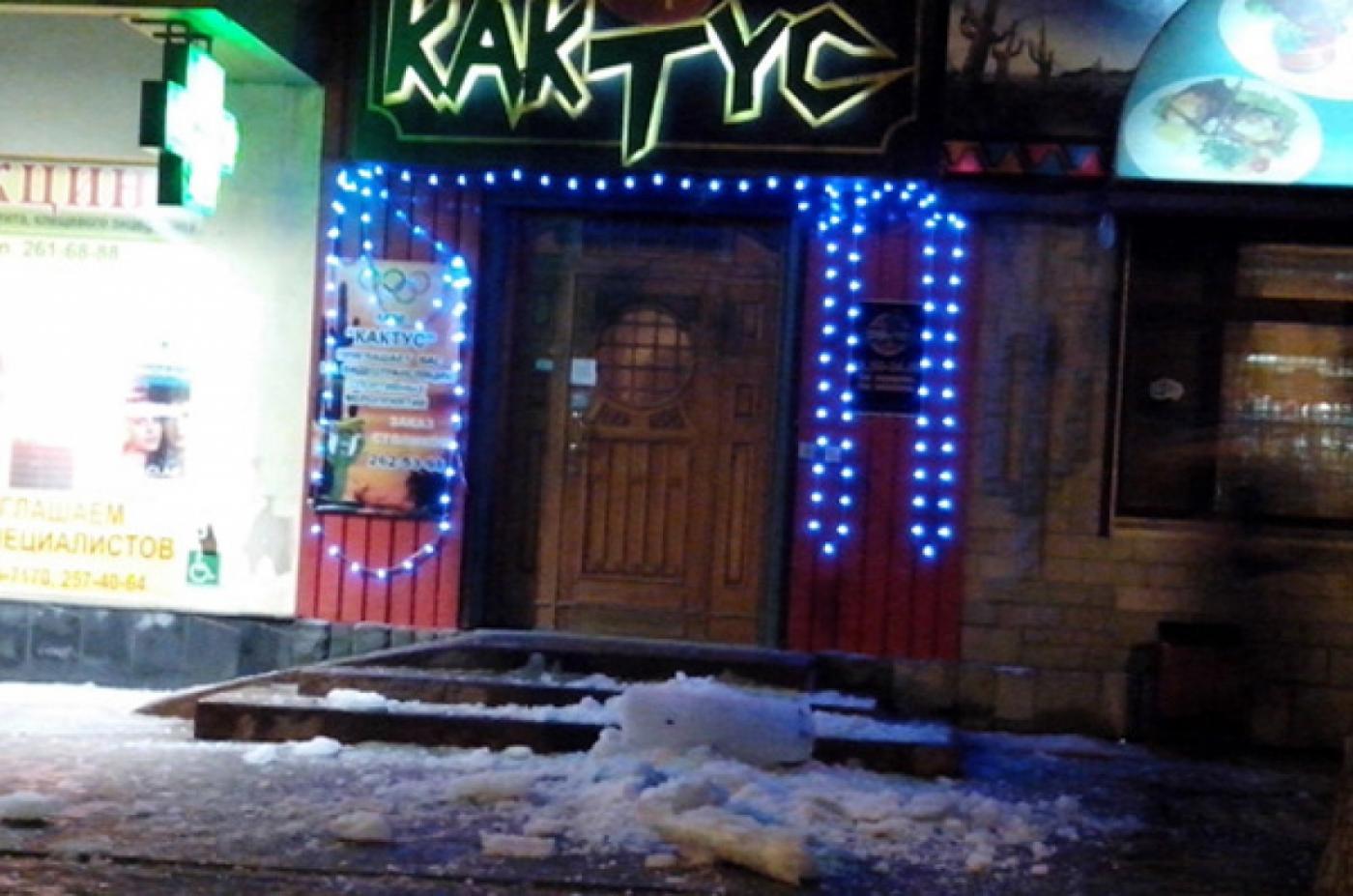 Двух екатеринбуржцев едва не убила глыба льда, упавшая с вывески кафе - Фото 1