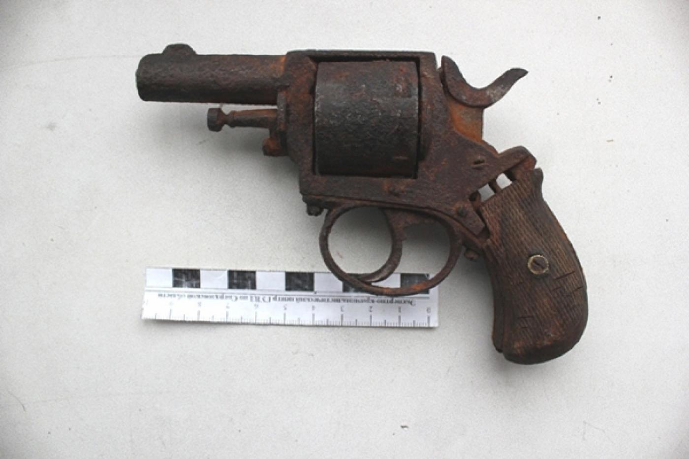 Житель Каменска-Уральского сдал в полицию раритетный револьвер - Фото 1