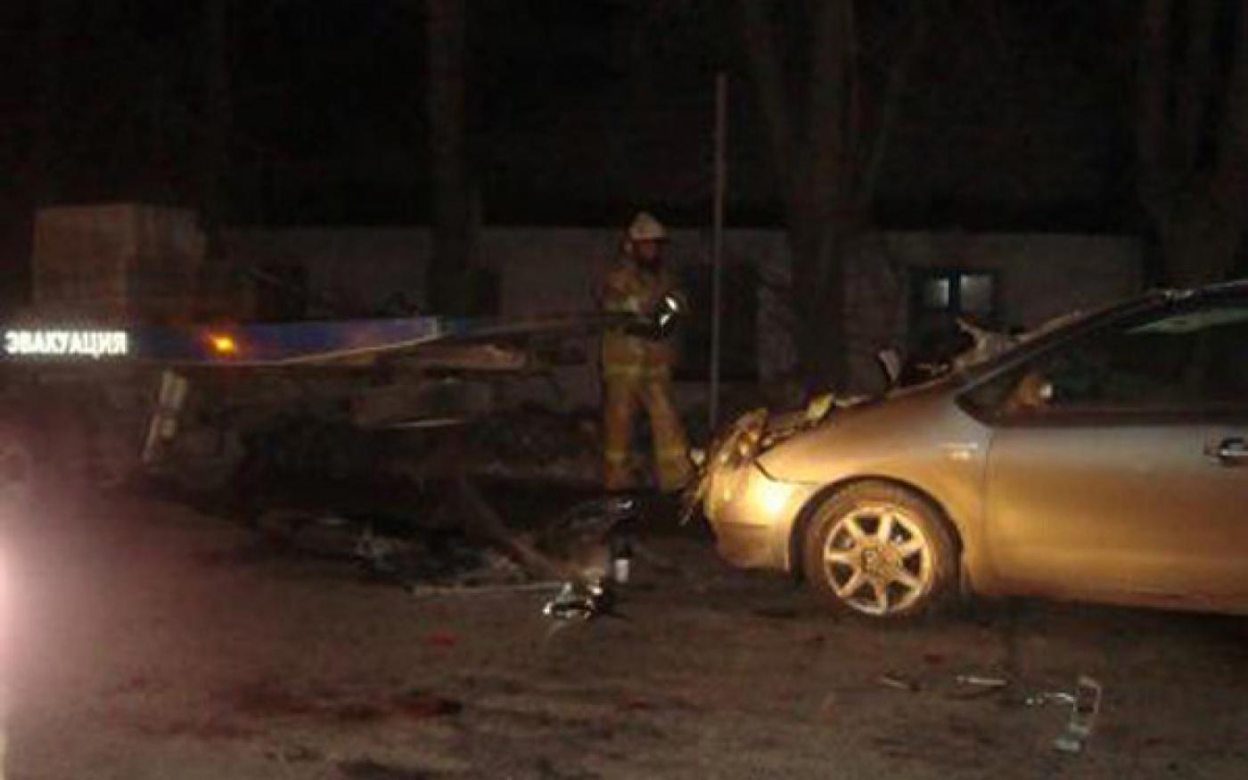 В Невьянске «Тойота» врезалась в автоэвакуатор, который остановился на светофоре. Погибли два человека - Фото 1