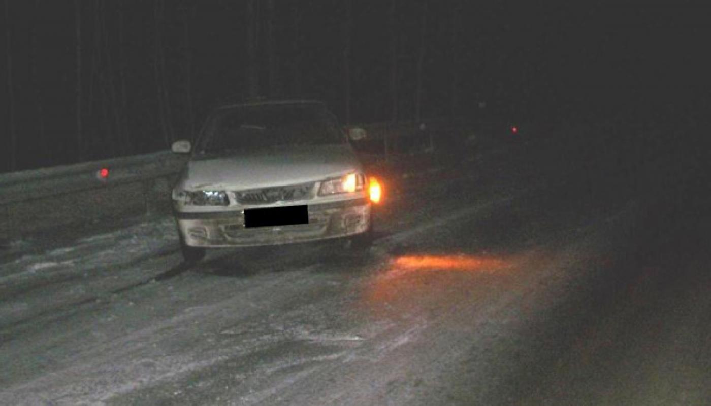 На Серовском тракте иномарка влетела в попавшую в ДТП машину и трех пешеходов - Фото 1