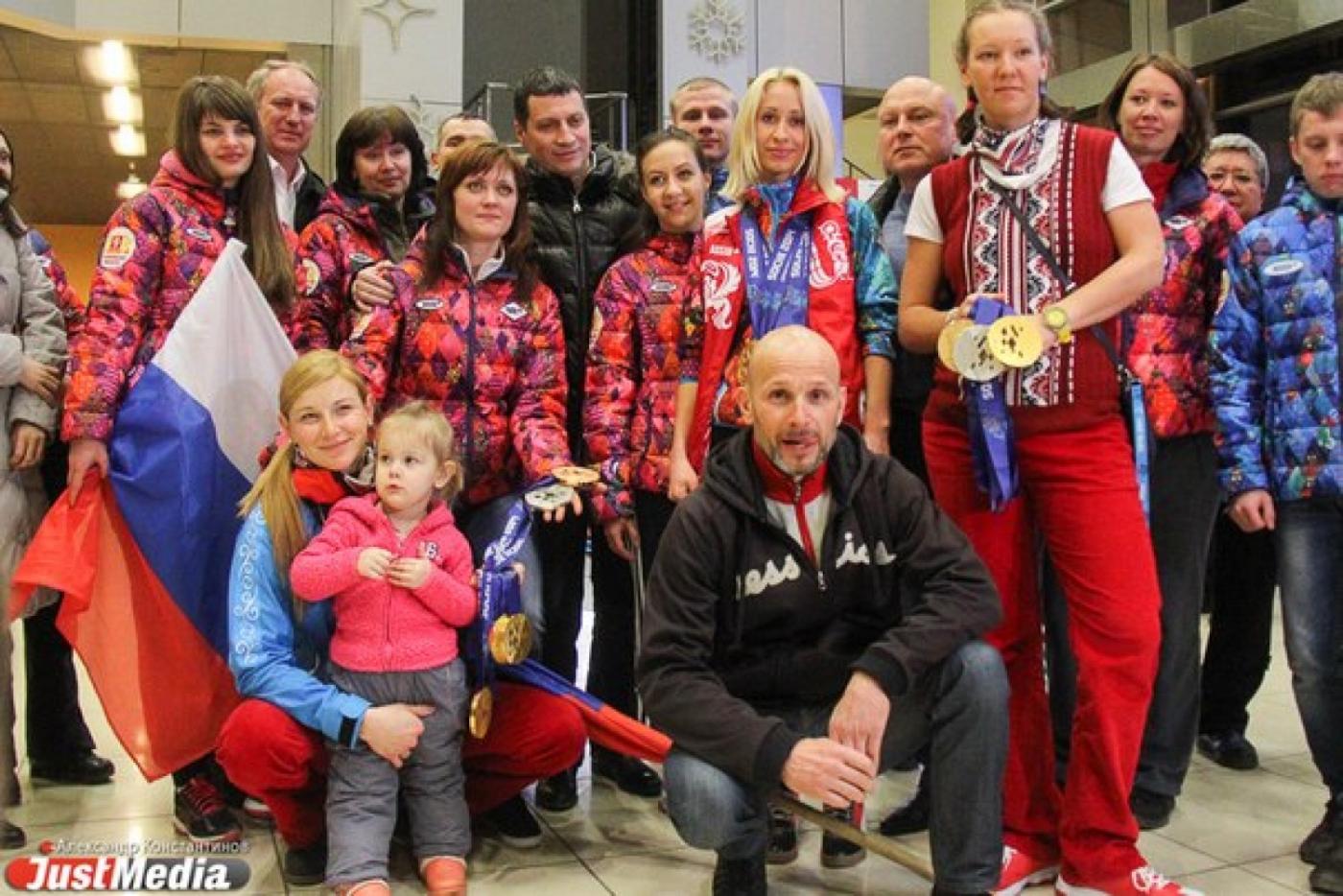 Рано утром в Екатеринбург прилетели уральские чемпионы Паралимпиады - Фото 1