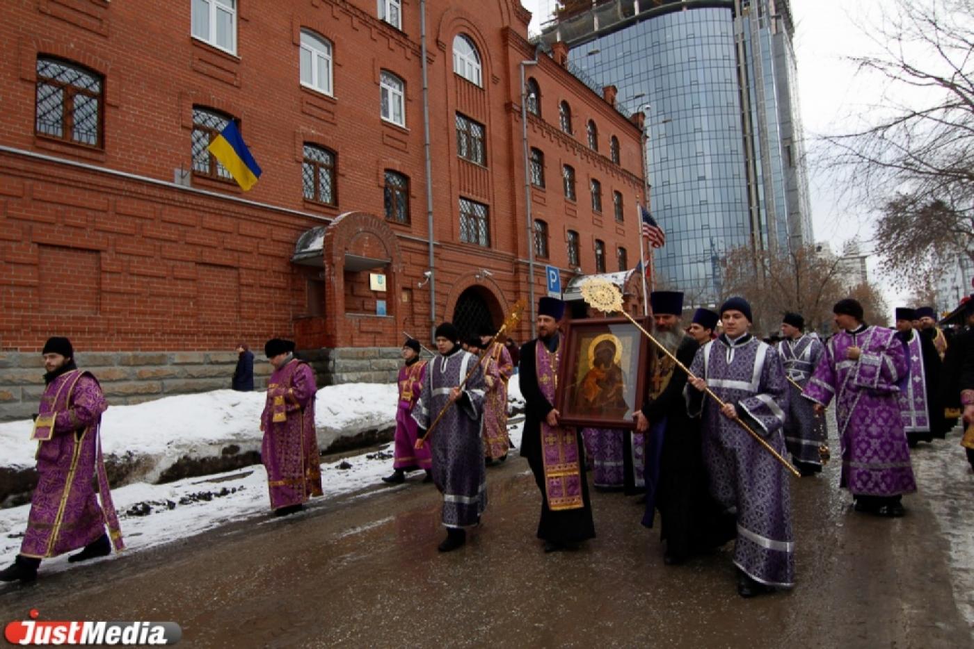 Почти три тысячи уральцев прошли с песнопениями мимо генконсульств США и Украины. - Фото 1