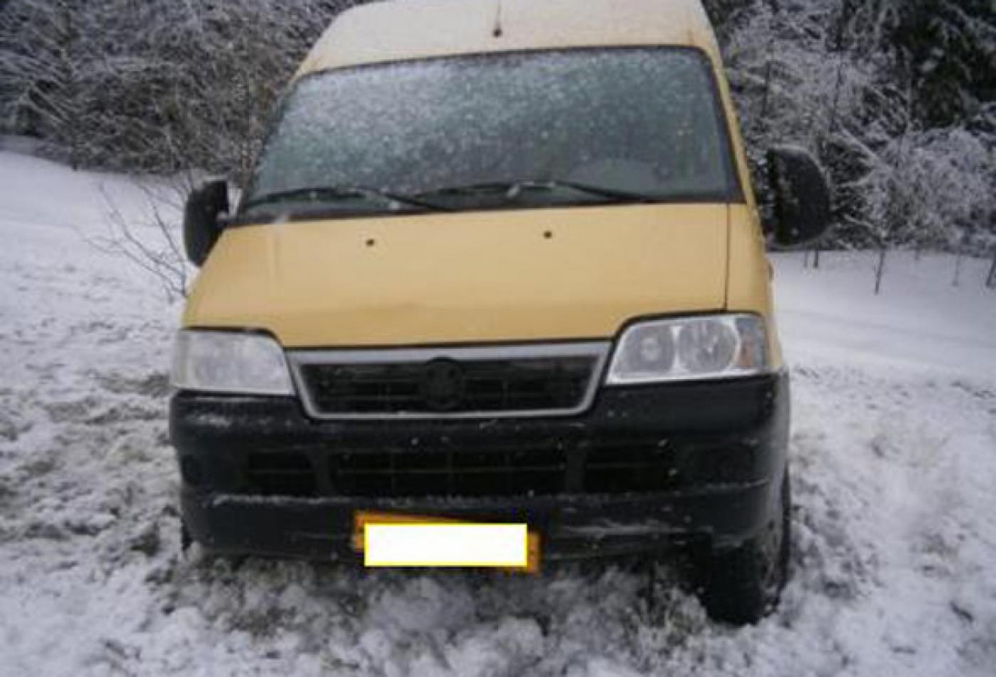 Вблизи поселка Илим микроавтобус на полной скорости съехал в кювет. Пострадали три человека - Фото 1