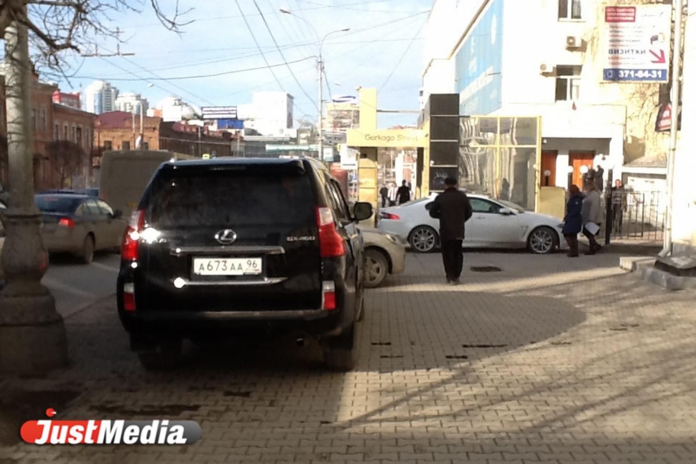 Блогеры застукали машину с номерами серии «ААА» на нарушении ПДД - Фото 1
