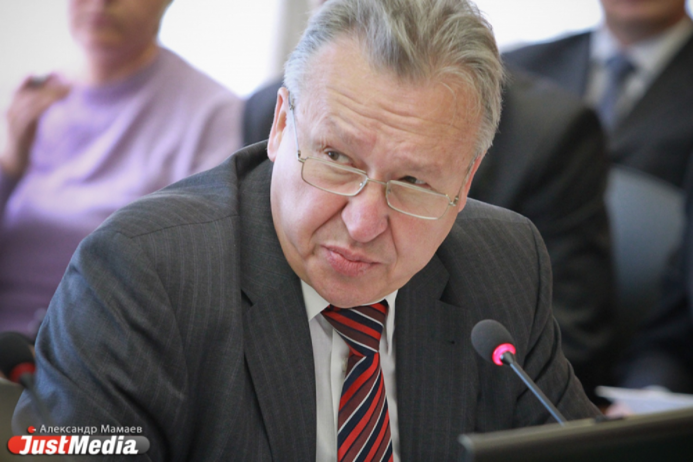 ГИБДД пообещала привлечь ректора УрГЭУ к административной ответственности за парковку на тротуаре - Фото 1