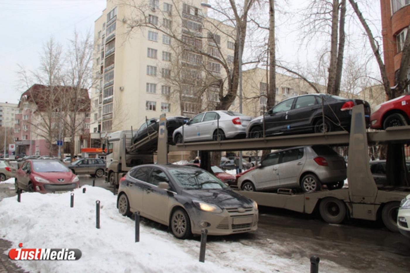 Дорожный кошмар. Тягач из Москвы, груженый машинами, перекрыл Красноармейскую из-за угроз ГИБДД о штрафе - Фото 1