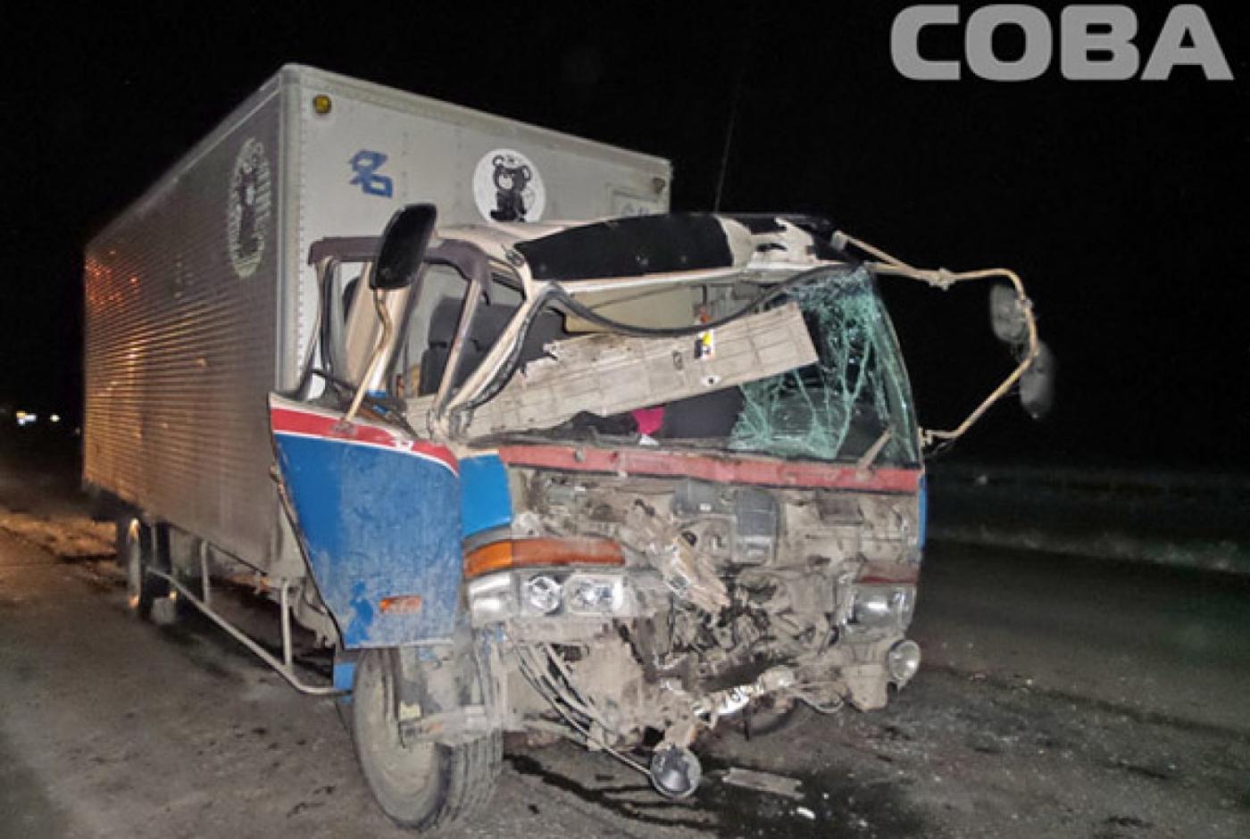 На Челябинском тракте задремавший водитель Mitsubishi угодил под  прицеп длинномера - Фото 1