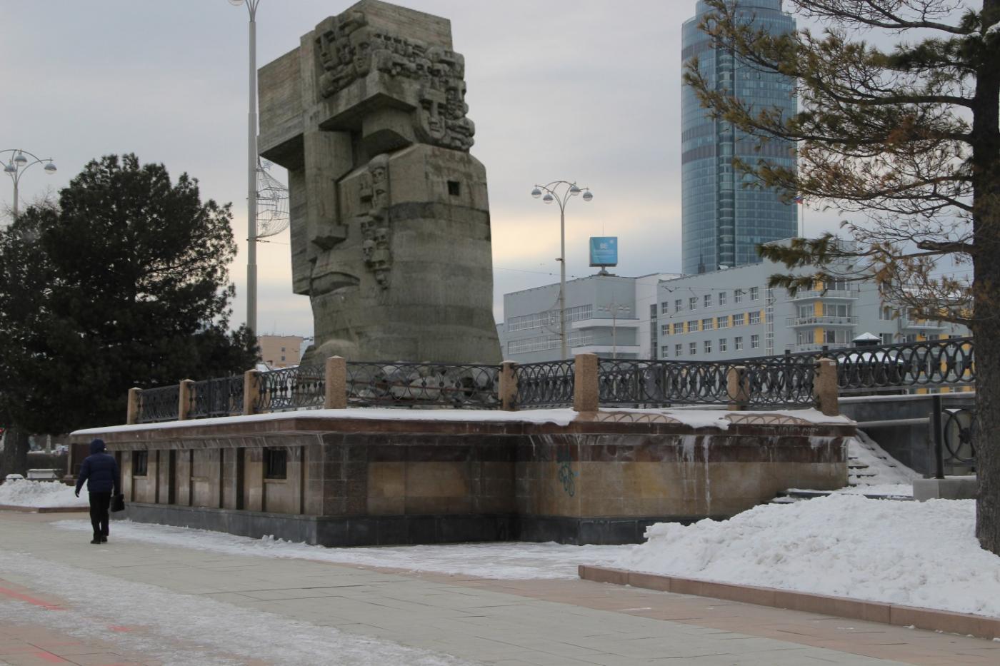 Из крайности в крайность. В день рождения Эрнста Неизвестного горожане предлагают установить «Маску Скорби» вместо Краснознаменной группы - Фото 1