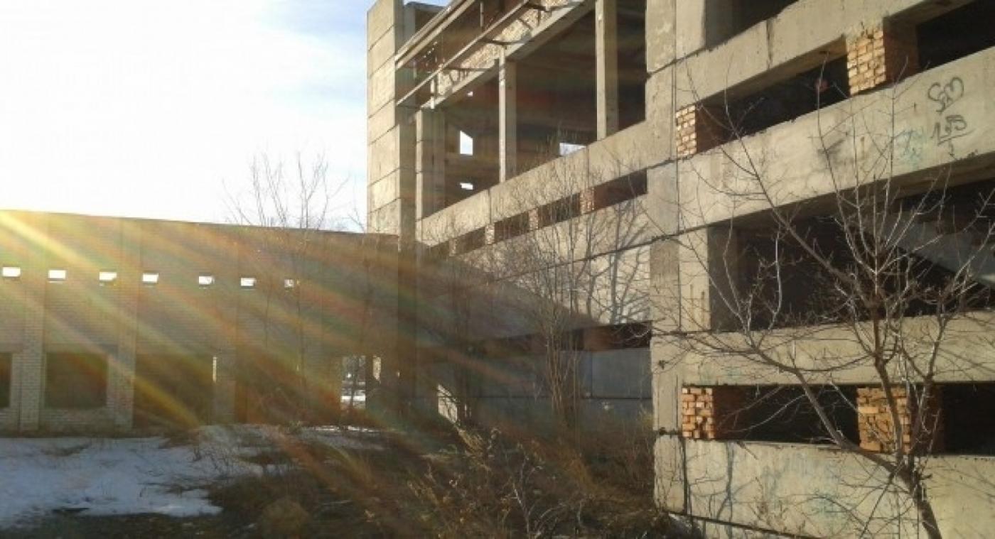 В Ревде подросток сорвался с недостроенного здания - Фото 1