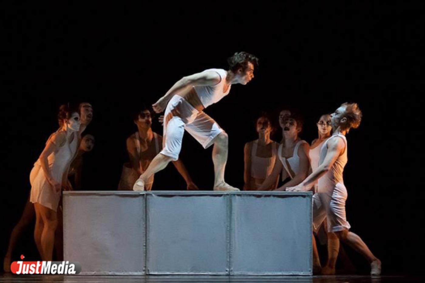 Танцы со вкусом яблок, боем подушками и баррикадами - Фото 1