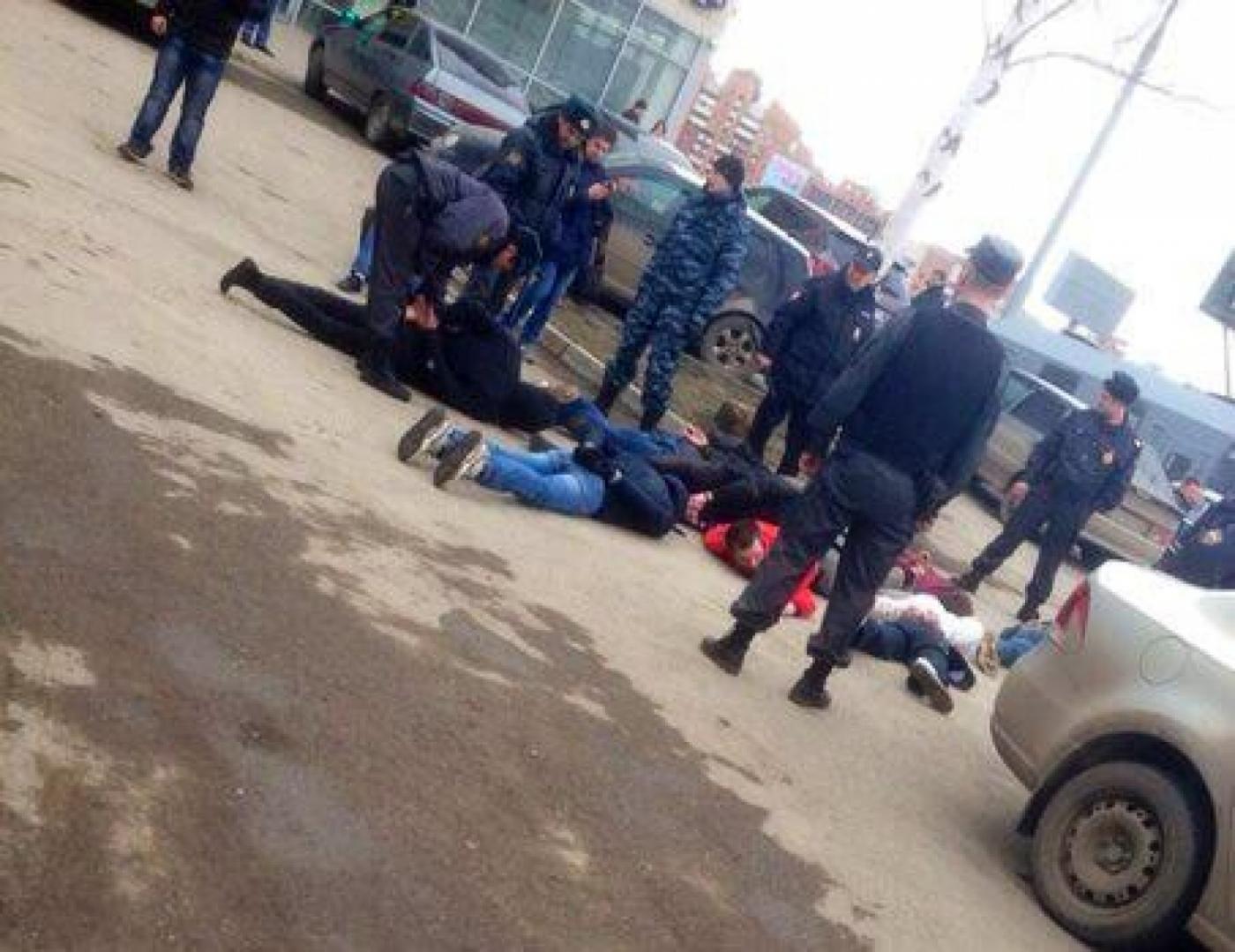 Футбольные болельщики «Амкара» и «Урала» устроили массовую драку в Перми (ВИДЕО) - Фото 1