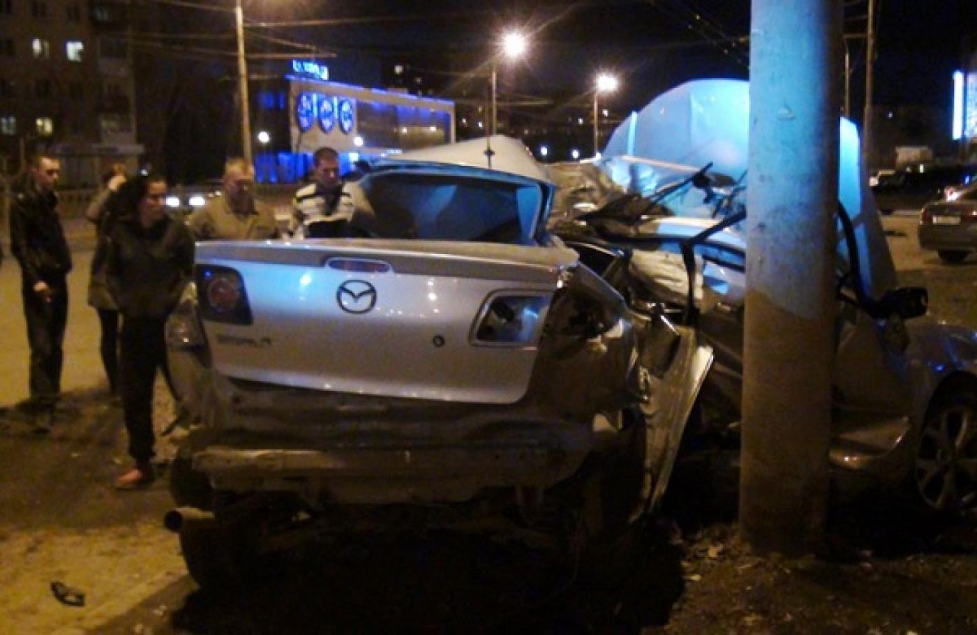 В Екатеринбурге водитель легковушки не уступил дорогу гонщику на «Мазде». От удара иномарку отбросило на столб - Фото 1