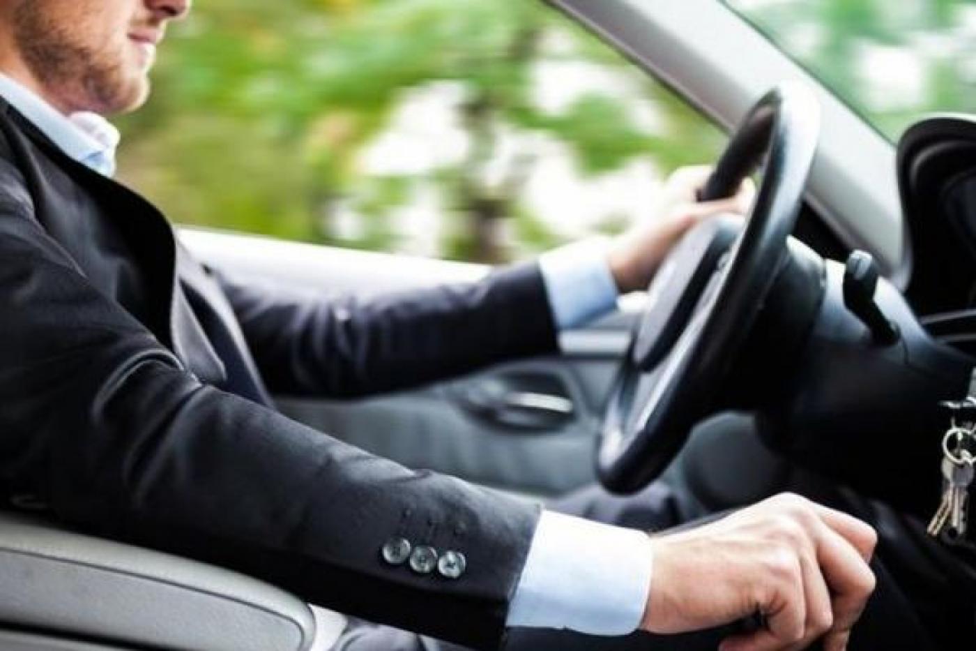 Минздрав разрешил людям, страдающим дальтонизмом и глаукомой, водить машину - Фото 1