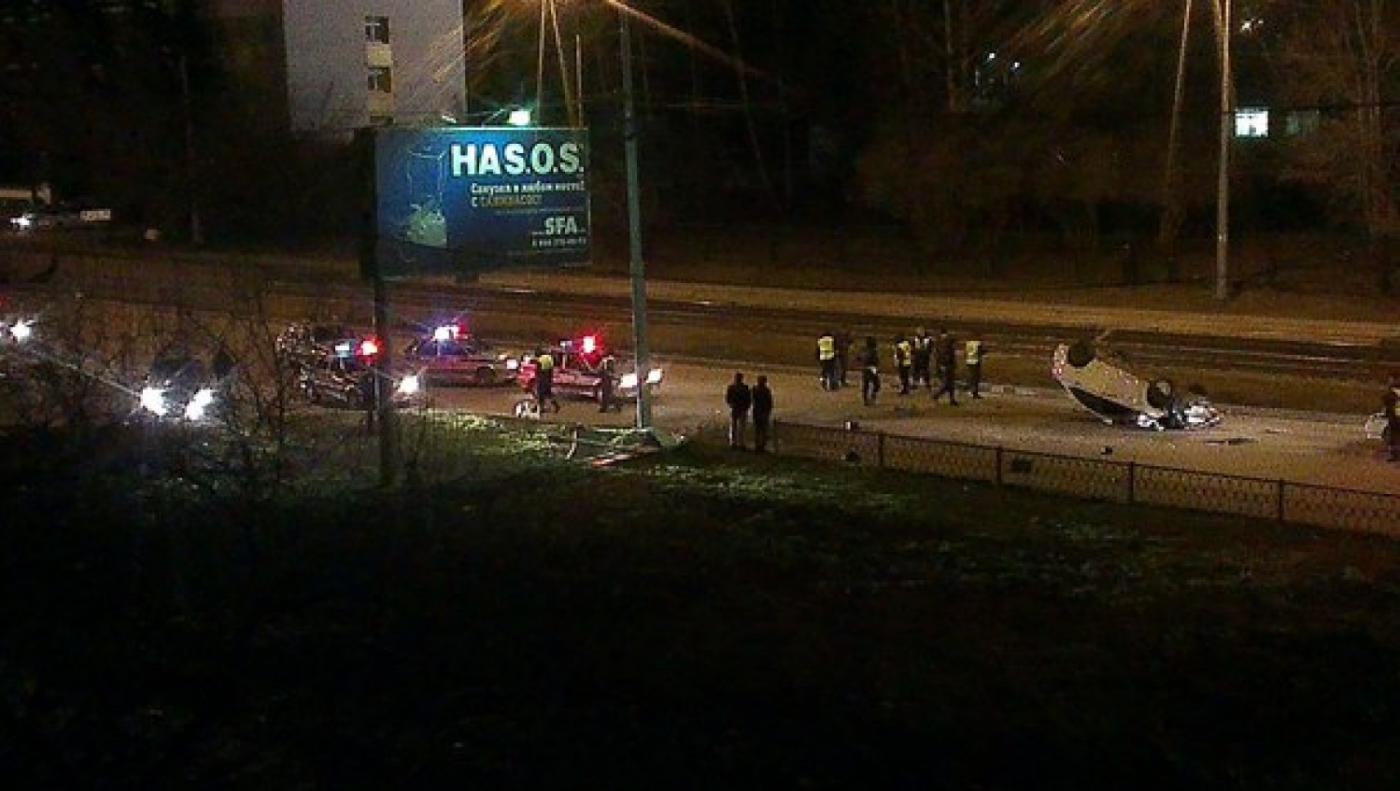 В Екатеринбурге пьяный водитель без прав, убегая от сотрудников ГИБДД, попал в ДТП  - Фото 1