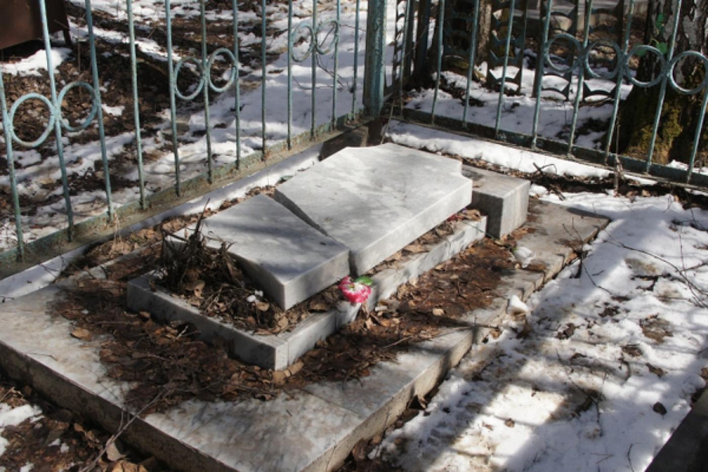 Полиция Нижнего Тагила разыскивает вандалов, устроивших погром на кладбище - Фото 1