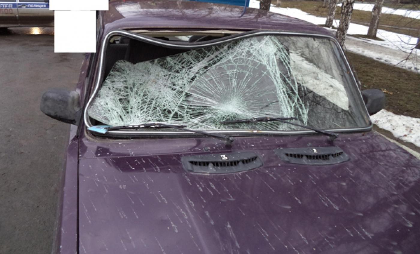 В Екатеринбурге водитель ВАЗа сбил пешехода, переходившего на зеленый свет, и скрылся с места ДТП - Фото 1