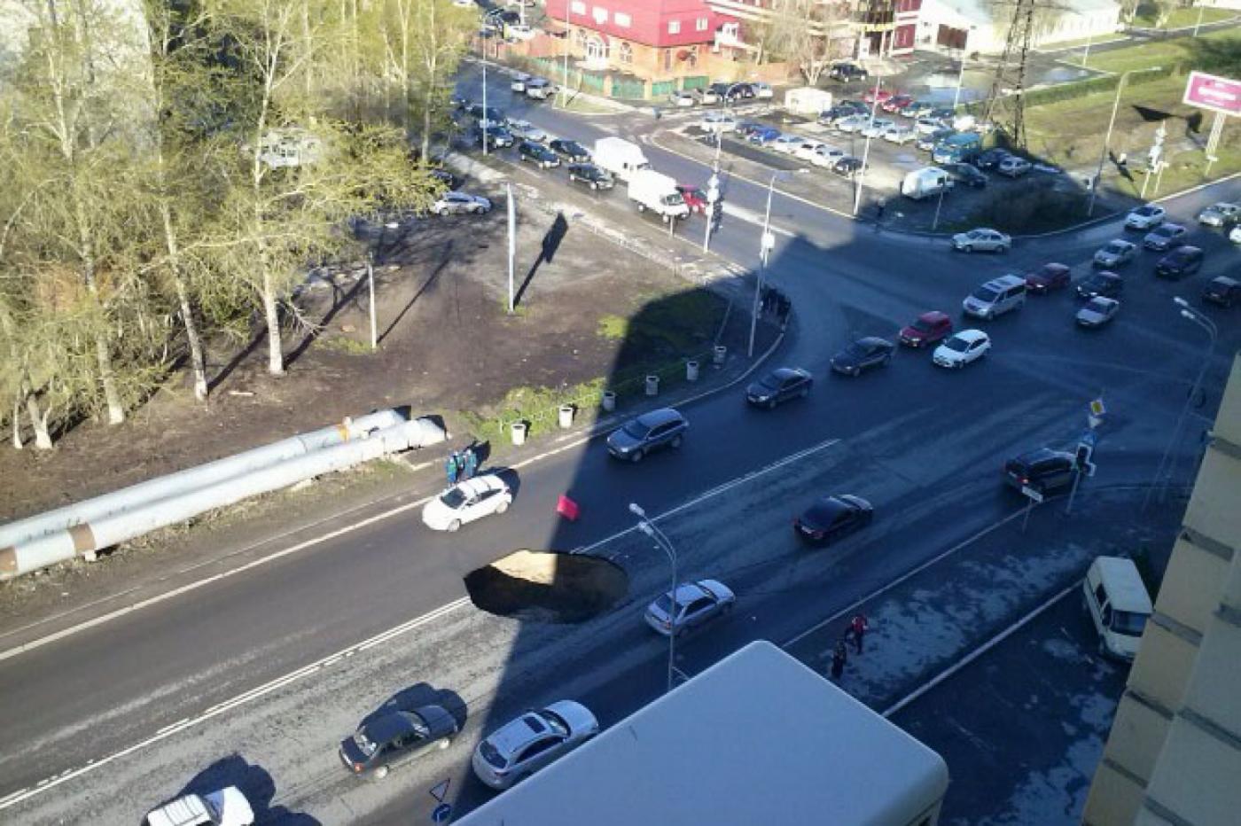 Жесть! На родине Куйвашева на одной из центральных улиц образовалась семиметровая дыра. Только чудом туда никто не провалился. ФОТО - Фото 1