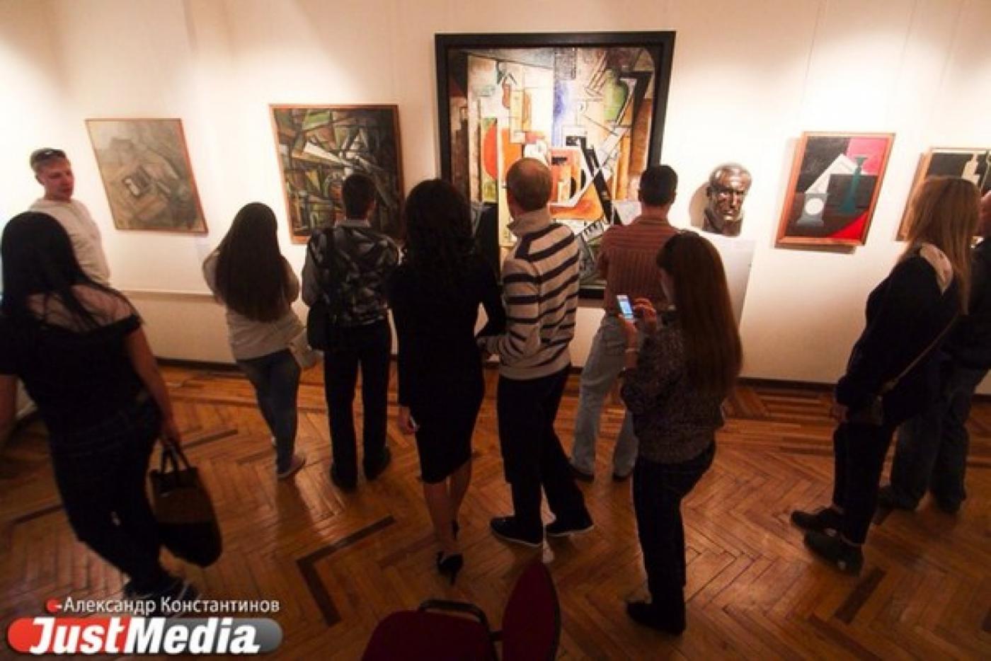 Прикоснуться к прекрасному, поиграть на редких музыкальных инструментах и почувствовать себя футболистом можно было на «Ночи музеев» - Фото 1
