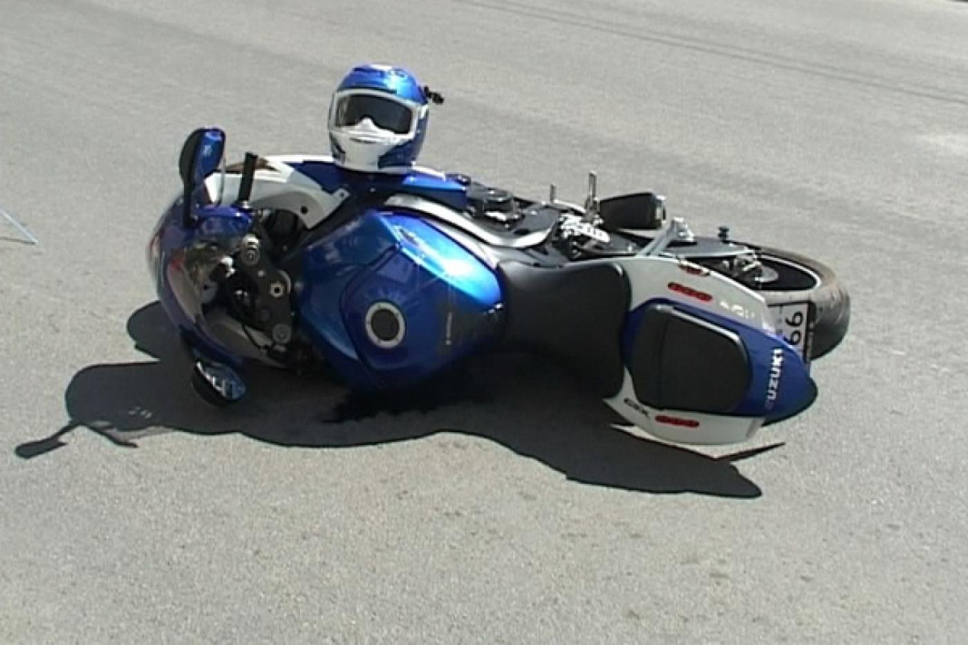 Мотоцикл и внедорожник столкнулись напротив здания ГУ МВД области - Фото 1