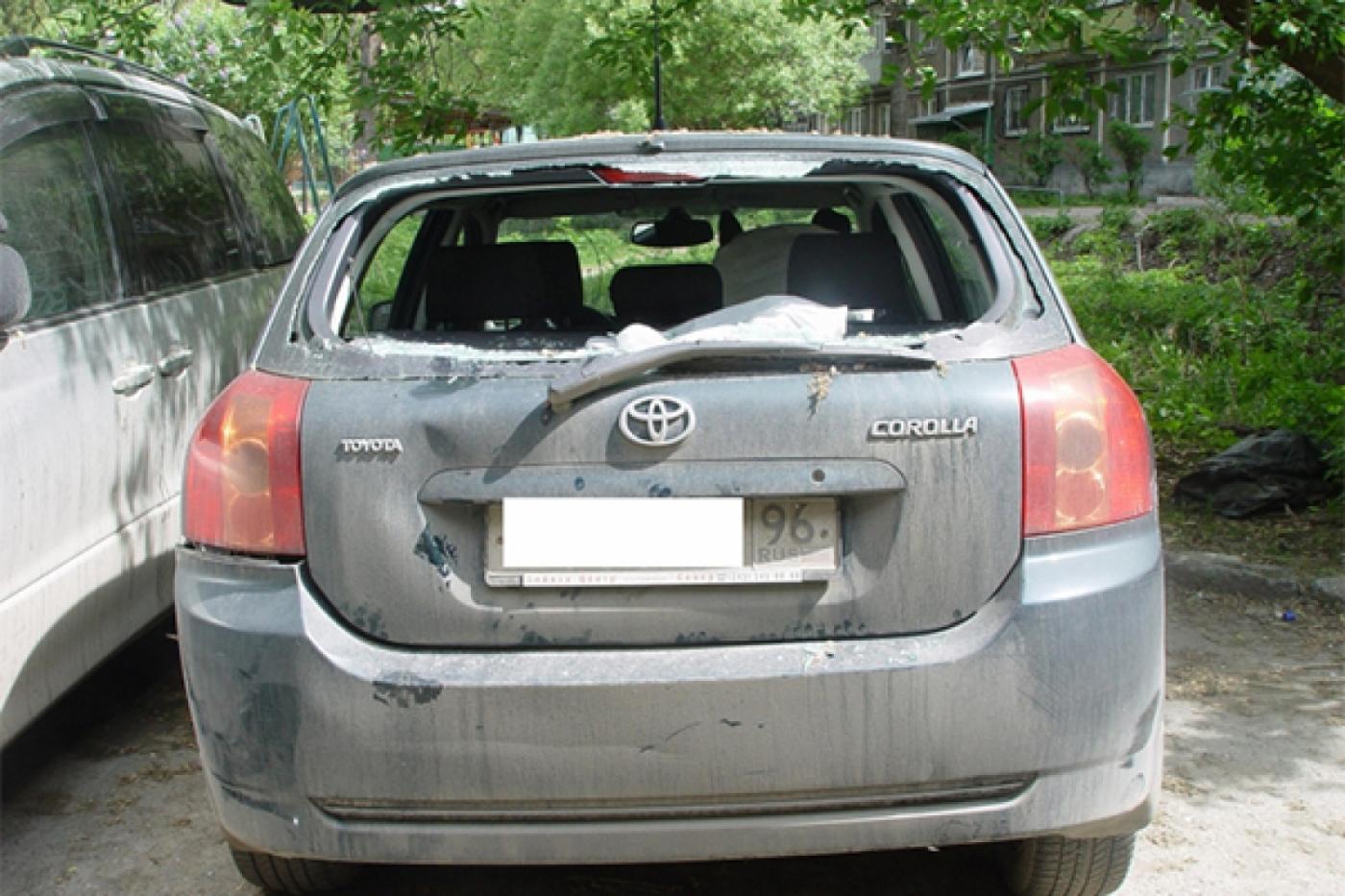 Двое пьяных екатеринбуржцев разгромили несколько автомобилей - Фото 1