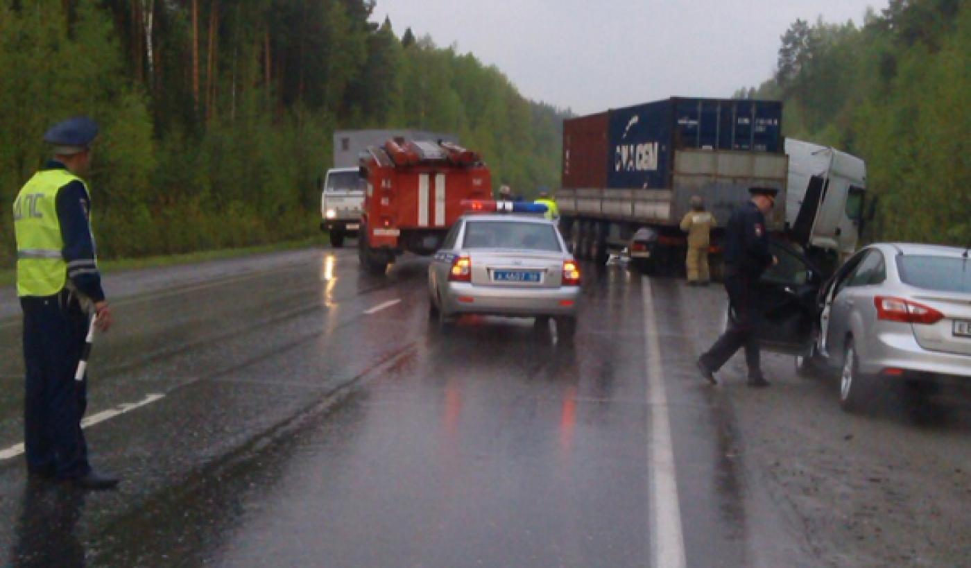 На Серовском тракте «Форд», неожиданно выехав на встречную, влетел в грузовик. Погибли два человека - Фото 1