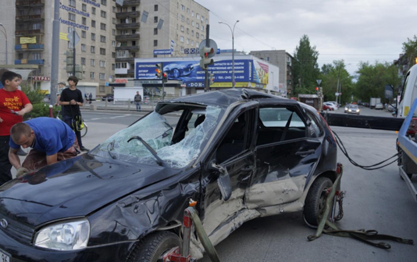 На Уралмаше «Опель» проторанил «Ладу», водитель которой решил поскочить на красный - Фото 1