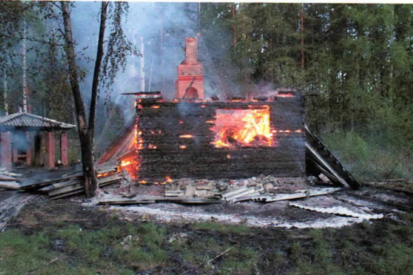 Нетрезвый екатеринбуржец обстрелял базу отдыха в Курганово и устроил поджог - Фото 1