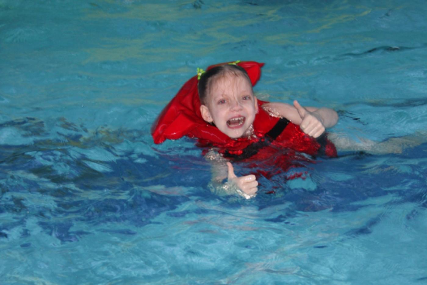 Следователи подарили подшефным детдомовцам праздник в аквапарке - Фото 1