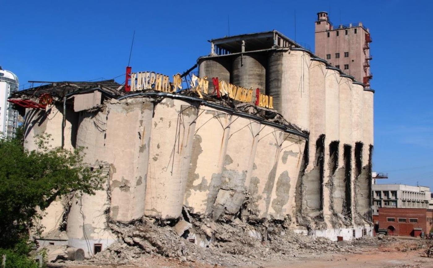 Екатеринбургский мукомольный завод рухнул, испугав местных жителей - Фото 1