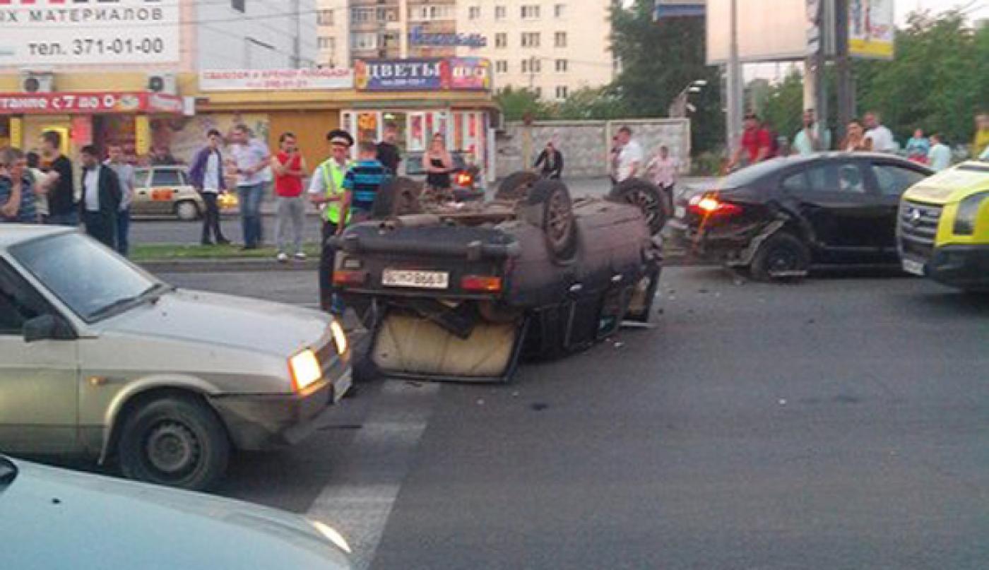 На ВИЗе перевернулись Жигули. Пострадали еще четыре машины - Фото 1