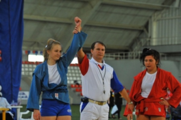 Золотую и серебряную награды завоевали юные  свердловские самбистки на первенстве России  - Фото 1