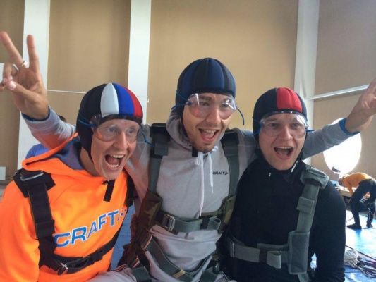 Теперь и в небе. Антон Шипулин осуществил давнюю мечту и прыгнул с парашютом - Фото 1