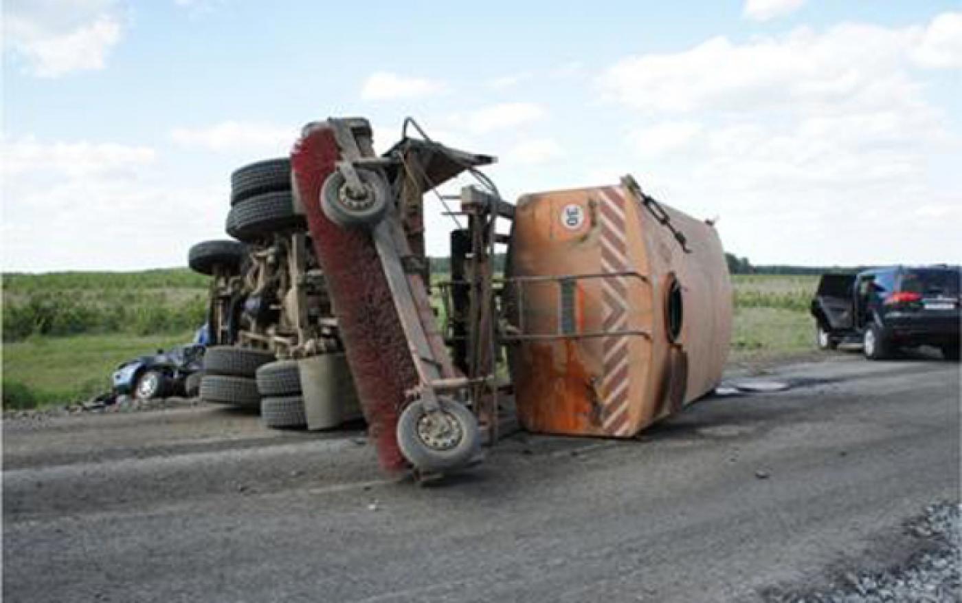 Под Алапаевском в столкновении с КАМАЗом погибли пенсионер и шестилетняя девочка - Фото 1