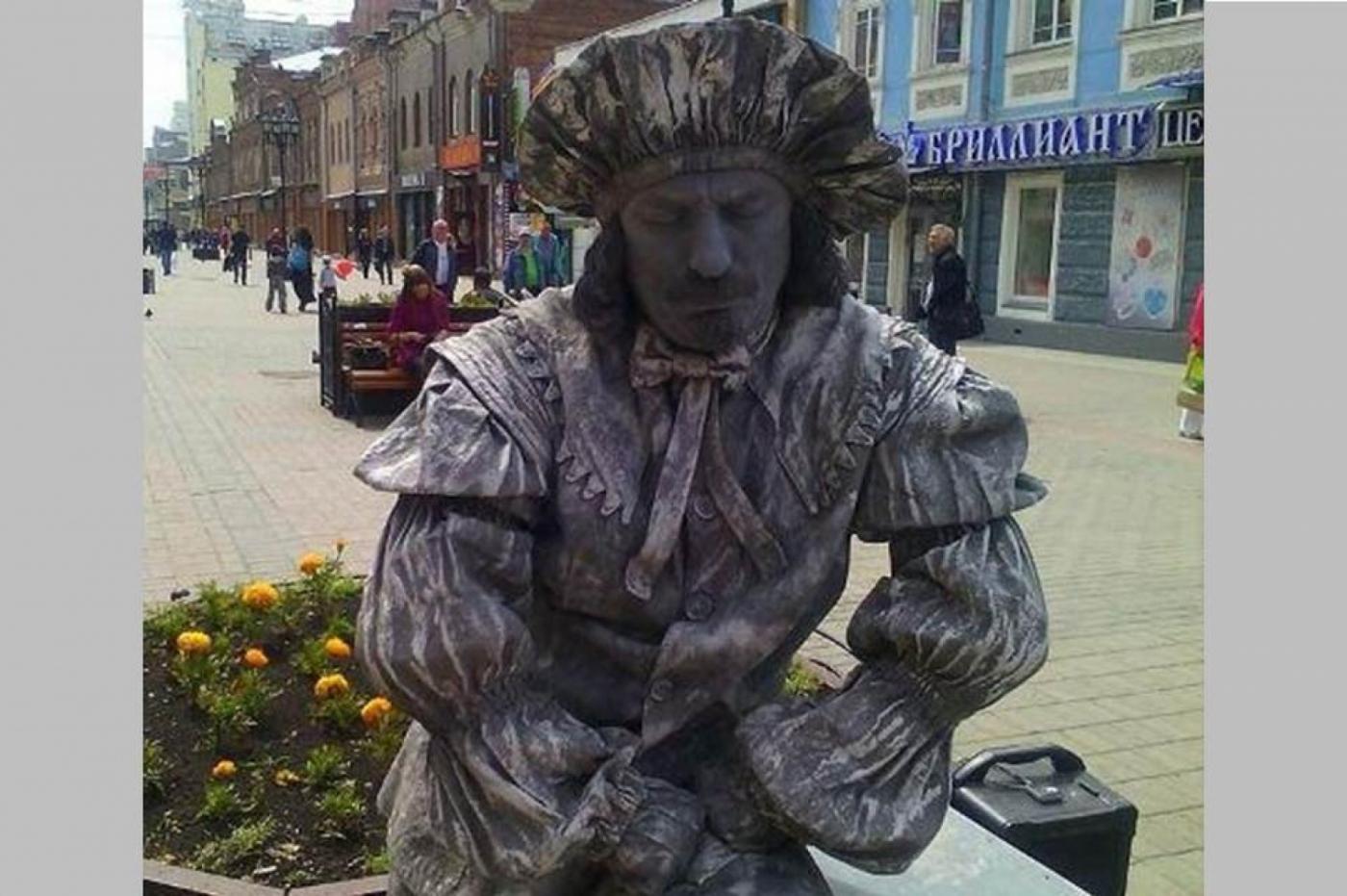 Сегодня на улице Вайнера горожане могли увидеть памятник 'Ожившего Рембрандта' - Фото 1