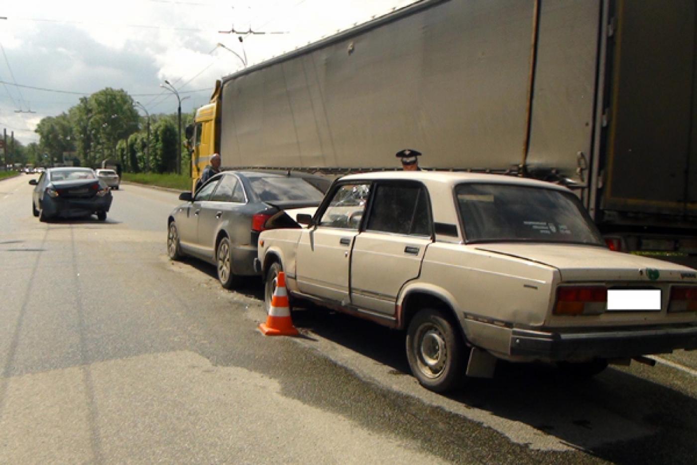 Три человека, в том числе ребенок, пострадали в ДТП на улице Щербакова - Фото 1