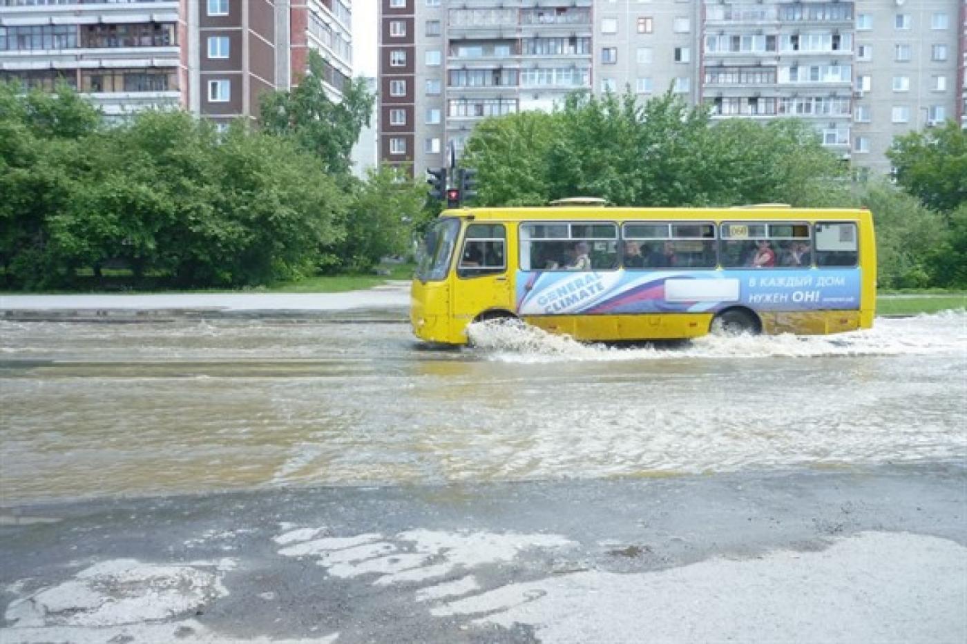 На ЖБИ прорвало трубопровод - Фото 1