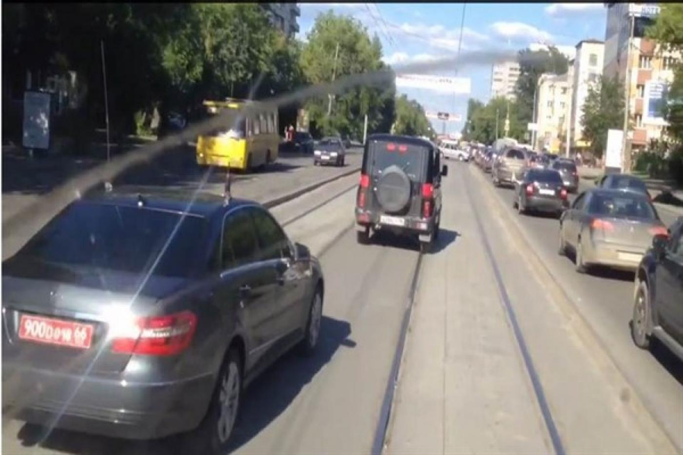 Катающихся по встречке дипломатов засняли в Екатеринбурге. ВИДЕО - Фото 1