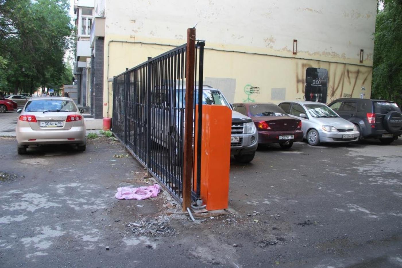 Жители одного из домов в центре города решили огородить двор забором, но это не устраивает некоторых горожан  - Фото 1